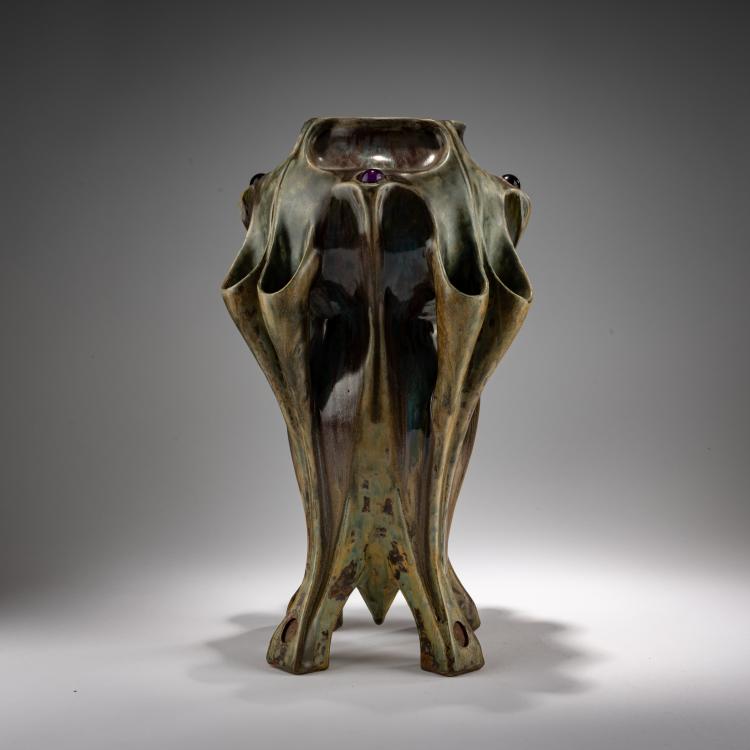Bild 1 zu Objekt, Hohe Vase auf vier F&uuml;&szlig;en, um 1900, Joseph Mougin, Mougin, Joseph & Pierre, Nancy, 182A 352
