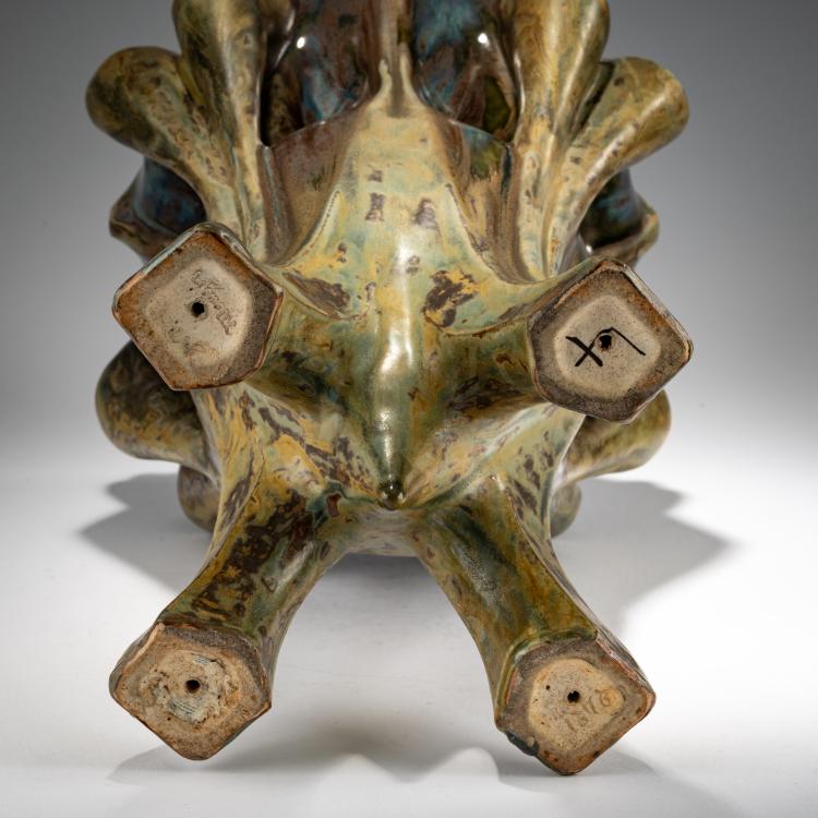 Bild 2 zu Objekt, Hohe Vase auf vier F&uuml;&szlig;en, um 1900, Joseph Mougin, Mougin, Joseph & Pierre, Nancy, 182A 352