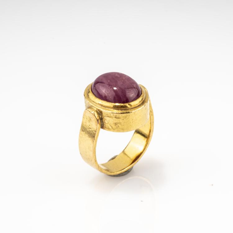 Hauptbild zu Objekt, Ring with ruby cabochon, 1976 ca, Hermann J&uuml;nger, 182D 1040