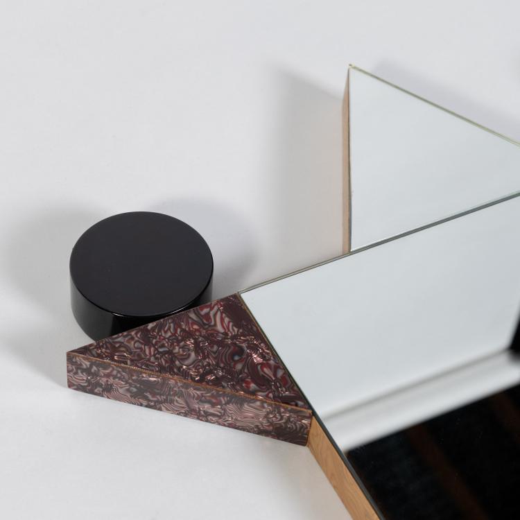 Bild 2 zu Objekt, Wall mirror 'Diva', 1984 (design), Ettore Sottsass, Memphis, Mailand / Milan, 182C 924