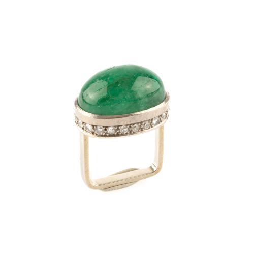 Ring with emerald cabochon