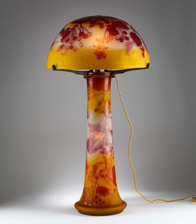 Hauptbild zu Objekt, Table light 'Groseilles', 1908, Gall&eacute;, Nancy, 182A 108