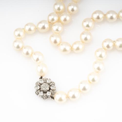Pearl necklace with diamond clasp