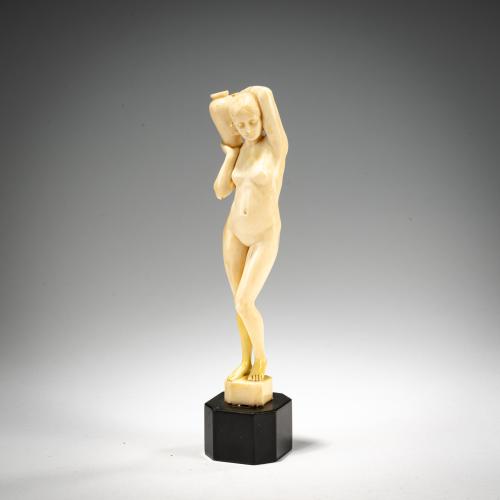 Elfenbeinfigur 'Wasserträgerin', um 1910