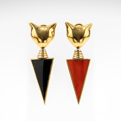 Pair of earrings with cat heads