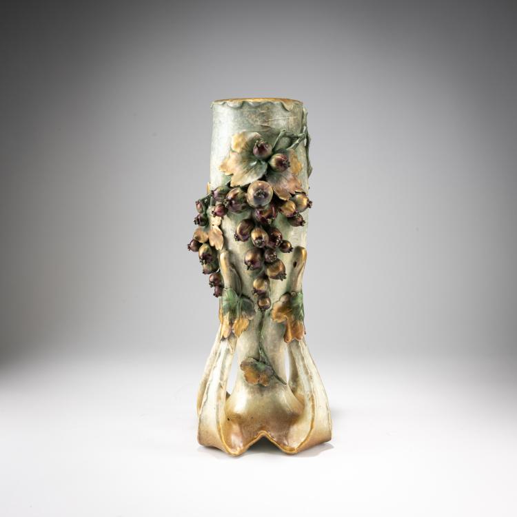 Hauptbild zu Objekt, Handle vase with berries, c. 1906, Amphora-Werke Riessner & Kessel, Turn-Teplitz, 182A 361