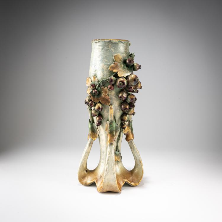Bild 1 zu Objekt, Handle vase with berries, c. 1906, Amphora-Werke Riessner & Kessel, Turn-Teplitz, 182A 361