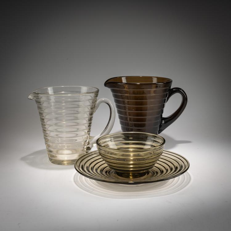 Hauptbild zu Objekt, Zwei Limonadenkr&uuml;ge, ein Teller und eine Schale 'B&ouml;lgeblick', 1932 (Entwurf), Aino Aalto, Karhula-Iittala, Finnland, 183A 38
