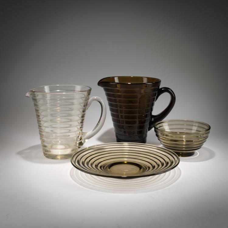 Bild 1 zu Objekt, Zwei Limonadenkr&uuml;ge, ein Teller und eine Schale 'B&ouml;lgeblick', 1932 (Entwurf), Aino Aalto, Karhula-Iittala, Finnland, 183A 38