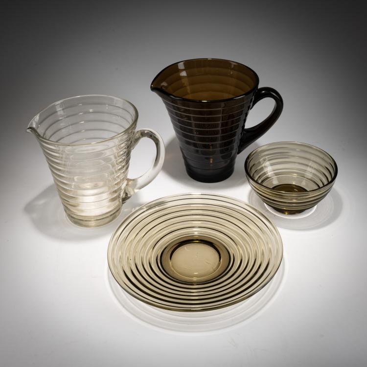 Bild 2 zu Objekt, Zwei Limonadenkr&uuml;ge, ein Teller und eine Schale 'B&ouml;lgeblick', 1932 (Entwurf), Aino Aalto, Karhula-Iittala, Finnland, 183A 38