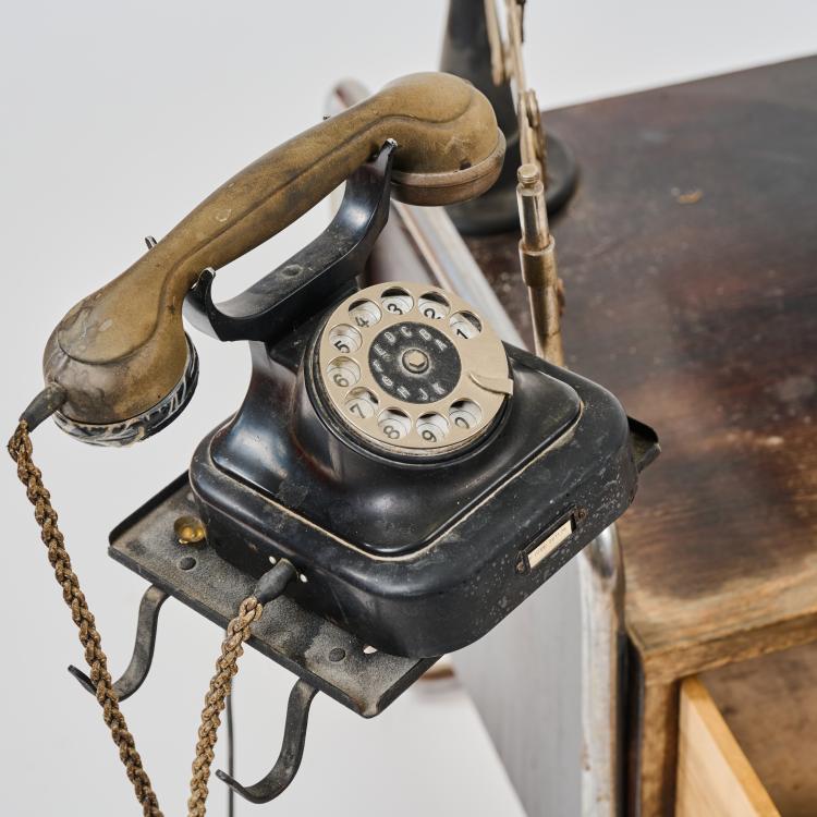 Bild 3 zu Objekt, 'B 65' desk - version with phone tray and phone, 1932 (design), Marcel Breuer, Thonet, Frankenberg (zugeschrieben) / (attributed), 183A 163