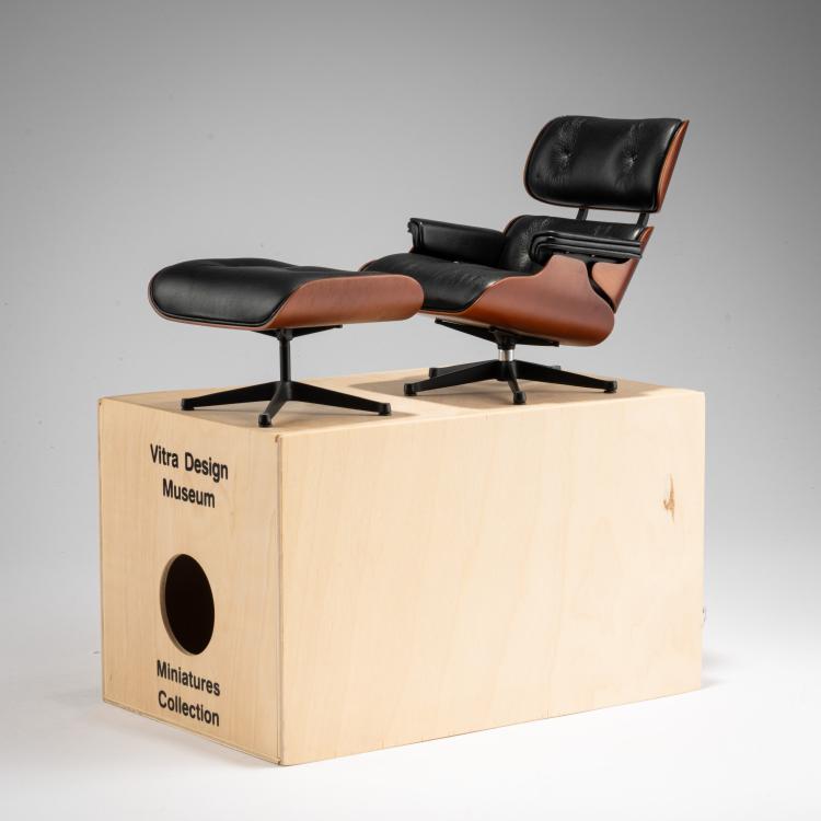 Bild 1 zu Objekt, Miniatur Armlehnsessel 'Lounge Chair' mit Ottoman, 1956 (Entwurf), Charles Eames,Ray Eames, Vitra Design Museum, Weil am Rhein, 183A 287