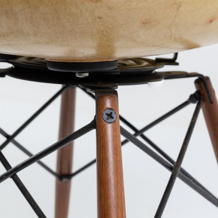 Bild 2 zu Objekt, Armlehnstuhl 'PAW' auf 'dowel-legged wood and wire base with swivel', 1950 (Entwurf), Charles Eames,Ray Eames, Herman Miller, Zeeland, 183A 222