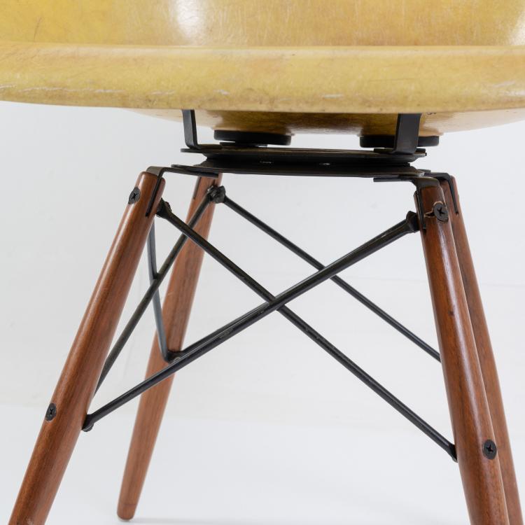 Bild 9 zu Objekt, Armlehnstuhl 'PAW' auf 'dowel-legged wood and wire base with swivel', 1950 (Entwurf), Charles Eames,Ray Eames, Herman Miller, Zeeland, 183A 222