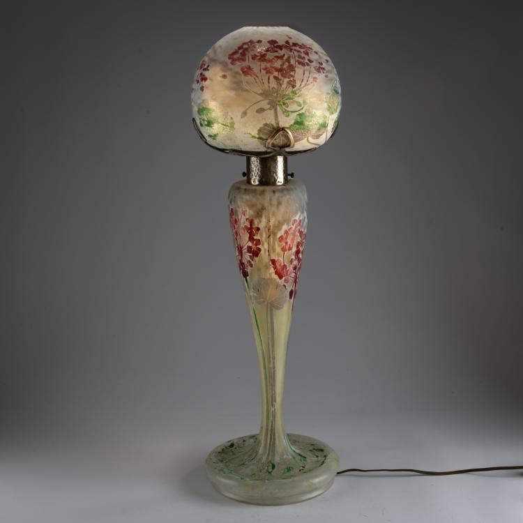 Bild 1 zu Objekt, Hohe Tischleuchte 'p&acirc;te grise' 'G&eacute;ranium', um 1910-15, Rose Wild, Daum Fr&egrave;res, 
