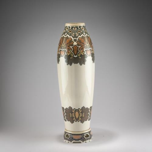 Hohe Vase 'Chrysanthemen' mit Fuß, 1906