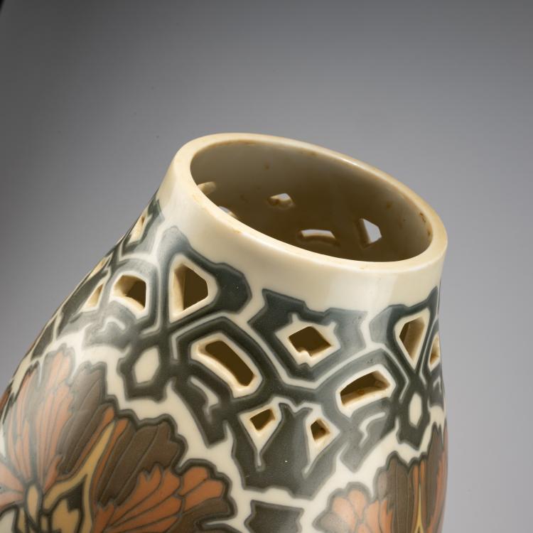 Bild 1 zu Objekt, Hohe Vase 'Chrysanthemen' mit Fu&szlig;, 1906, Theodor Schmuz-Baudiss, Berlin, KPM, 