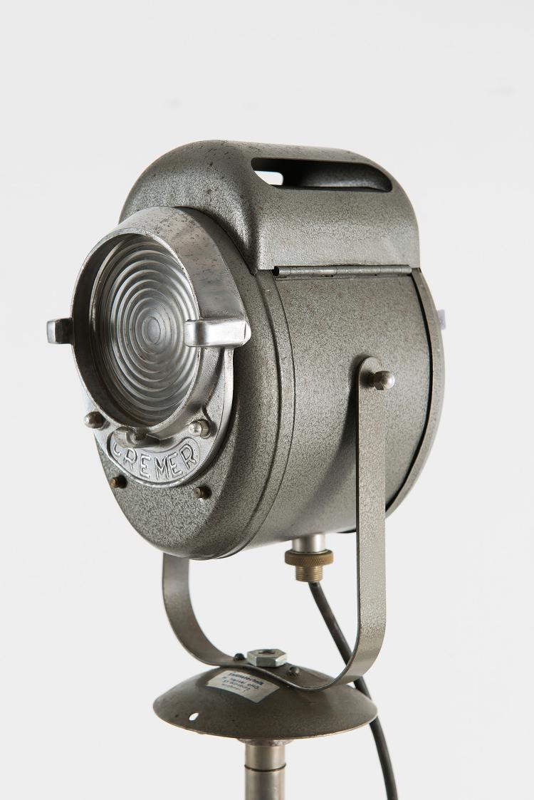 Bild 2 zu Objekt, Sechs Scheinwerfer und Zubeh&ouml;r, um 1950, Cremer, Paris, 122C 134