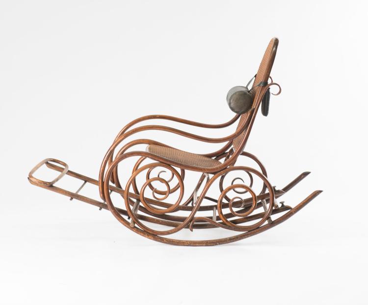 Bild 1 zu Objekt, Rocking chair with stowable footstool, c1890, Thonet, Wien, 122C 1