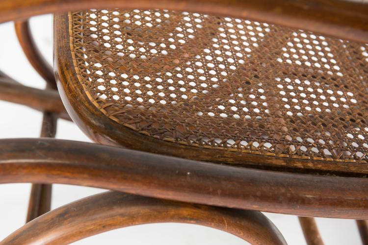 Bild 2 zu Objekt, Rocking chair with stowable footstool, c1890, Thonet, Wien, 122C 1