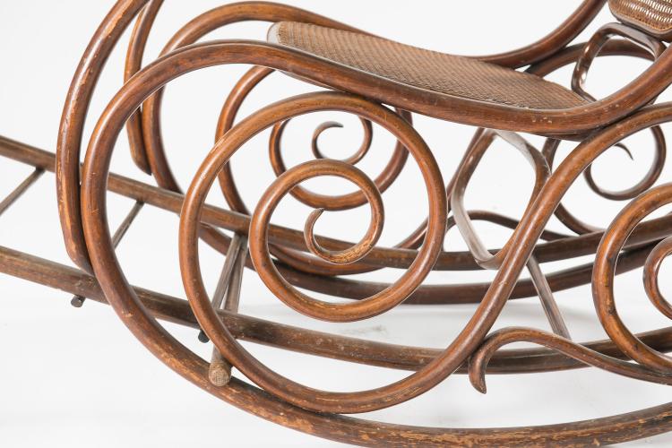 Bild 4 zu Objekt, Rocking chair with stowable footstool, c1890, Thonet, Wien, 122C 1