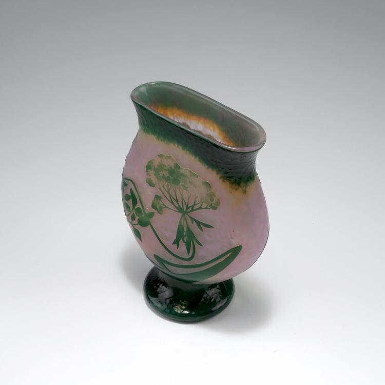 Bild 2 zu Objekt, 'Grande berce des pr&eacute;s' martel&eacute; vase, c1898, Daum Fr&egrave;res, Nancy, 123 14