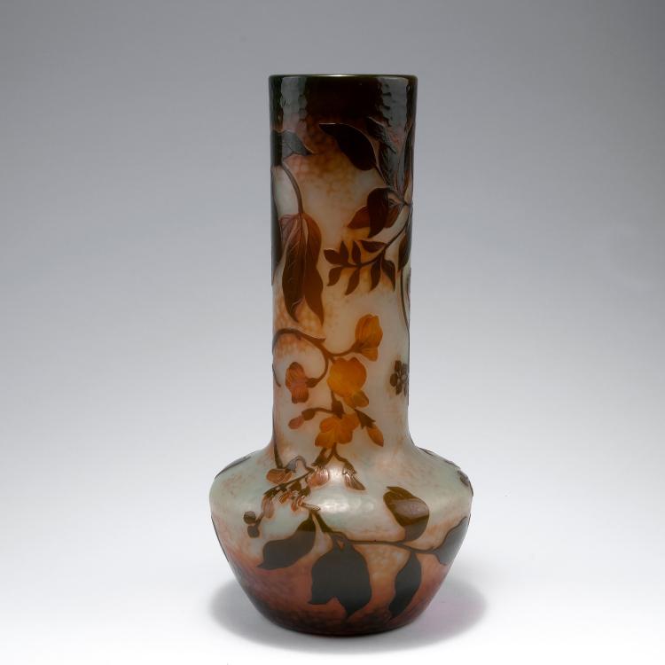 Bild 1 zu Objekt, 'Glycines' martele vase, c1898, Daum Fr&egrave;res, Nancy, 123 15