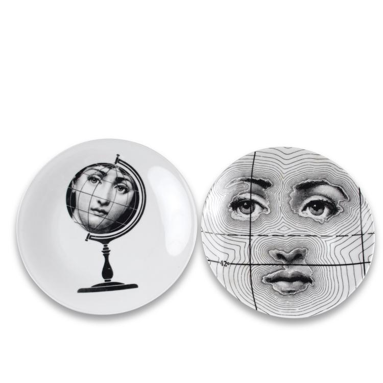 Hauptbild zu Objekt, Zwei Teller 'Tema e Variazioni - 99, 119', 1970er Jahre , Piero Fornasetti, Fornasetti, Mailand, 122A 125