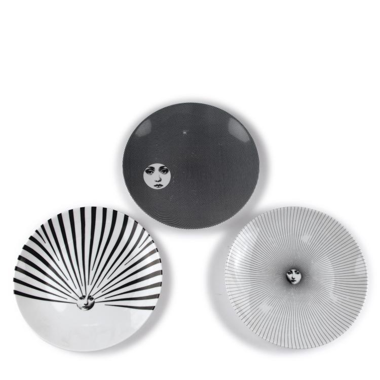 Hauptbild zu Objekt, Drei Teller 'Tema e Variazioni - 309, 320, 322', 1980er Jahre, Piero Fornasetti, Fornasetti, Mailand, 122A 127