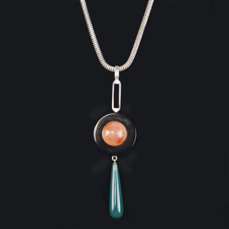 Hauptbild zu Objekt, Pendant and chain, c1928, Frankreich, 123 783