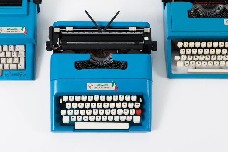 Bild 1 zu Objekt, Three 'Italia WM 1990' typewriters, c1990, Marco Cecioni, Olivetti, Ivrea, 122A 319