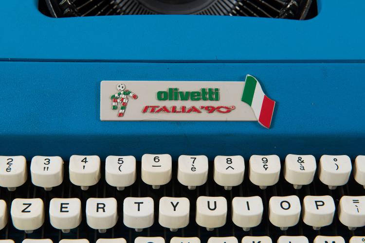Bild 4 zu Objekt, Three 'Italia WM 1990' typewriters, c1990, Marco Cecioni, Olivetti, Ivrea, 122A 319