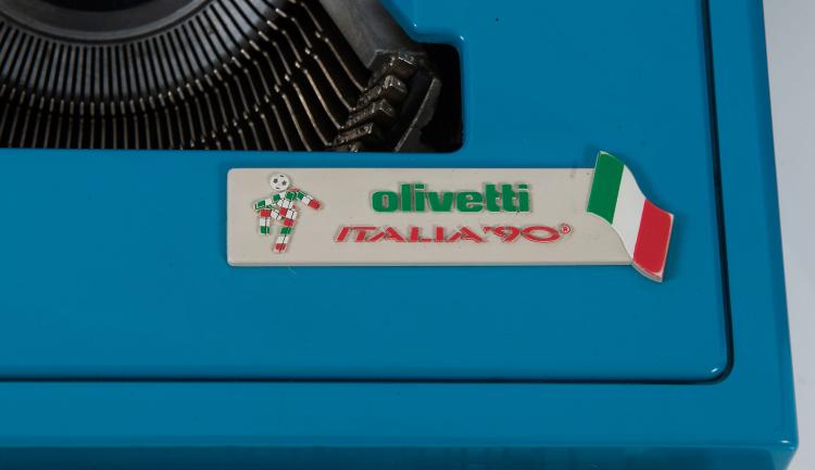 Bild 5 zu Objekt, Three 'Italia WM 1990' typewriters, c1990, Marco Cecioni, Olivetti, Ivrea, 122A 319
