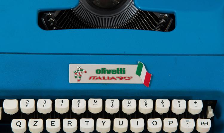 Bild 6 zu Objekt, Three 'Italia WM 1990' typewriters, c1990, Marco Cecioni, Olivetti, Ivrea, 122A 319