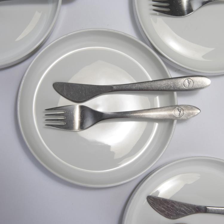 Bild 1 zu Objekt, Stapelteller und Besteck 'Lufthansa', 1984, Wolf Karnagel, Hutschenreuther, Selb; Picard & Wielp&uuml;tz, Solingen, 125B 351