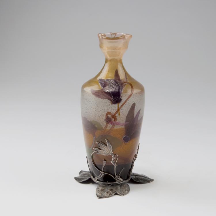 Hauptbild zu Objekt, 'Cyclamens' Marqueterie vase with mounting, c1900, Gall&eacute;, Emile, Nancy, 123 67