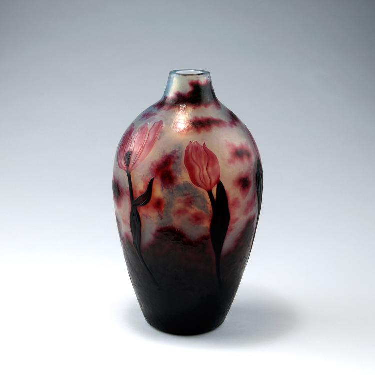 Bild 1 zu Objekt, Tall 'Tulipes' martel&eacute; vase, 1898, Daum Fr&egrave;res, Nancy, 123 13