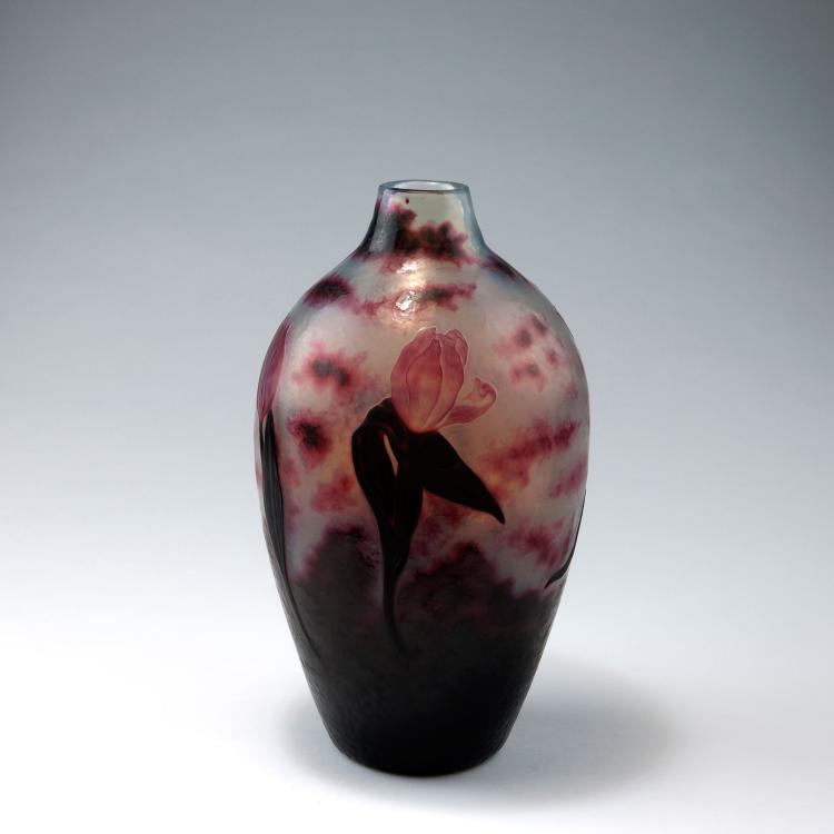 Bild 2 zu Objekt, Tall 'Tulipes' martel&eacute; vase, 1898, Daum Fr&egrave;res, Nancy, 123 13