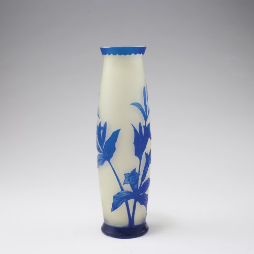 Vase mit Enzian, um 1910