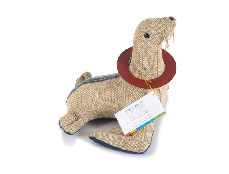 Hauptbild zu Objekt, Babyrobbe, 1971, Renate M&uuml;ller, M&uuml;ller, Renate, Therapeutisches Spielzeug, Sonneberg, 125B 333