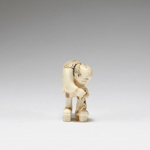 Netsuke. Mann, sich den Schuh bindend