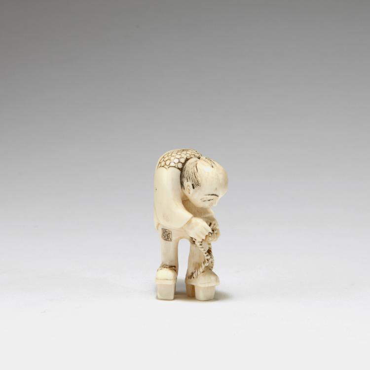Hauptbild zu Objekt, Netsuke. Mann, sich den Schuh bindend, Japan, 124B 211