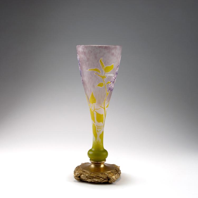 Bild 1 zu Objekt, 'Lilas, papillon et abeille' vase with gilded bronze mounting, c1910, Daum Fr&egrave;res, Nancy, 123 244