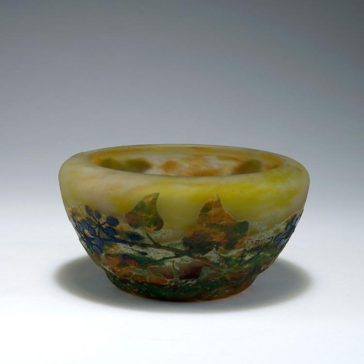 Bild 1 zu Objekt, 'Je meurs o&ugrave; je m'attache' bowl, 1910, Daum Fr&egrave;res, Nancy, 123 220
