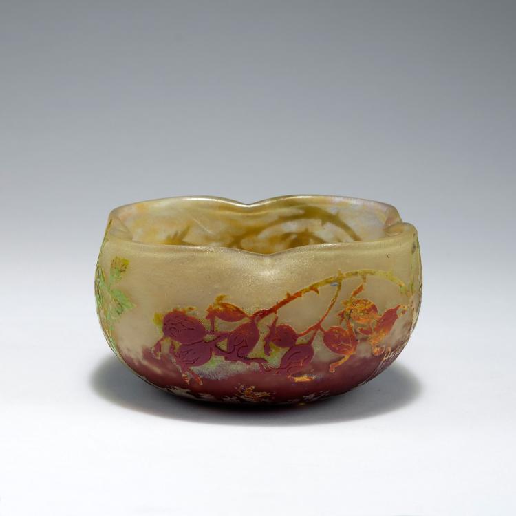 Bild 1 zu Objekt, 'Les fruits rouges de l'&eacute;glantier' bowl, 1905-10, Daum Fr&egrave;res, Nancy, 123 197