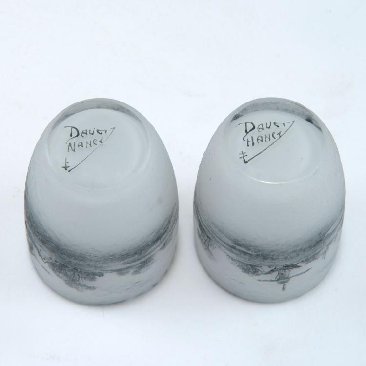 Bild 1 zu Objekt, Two small 'Delft' vases, 1899, Daum Fr&egrave;res, Nancy, 123 179