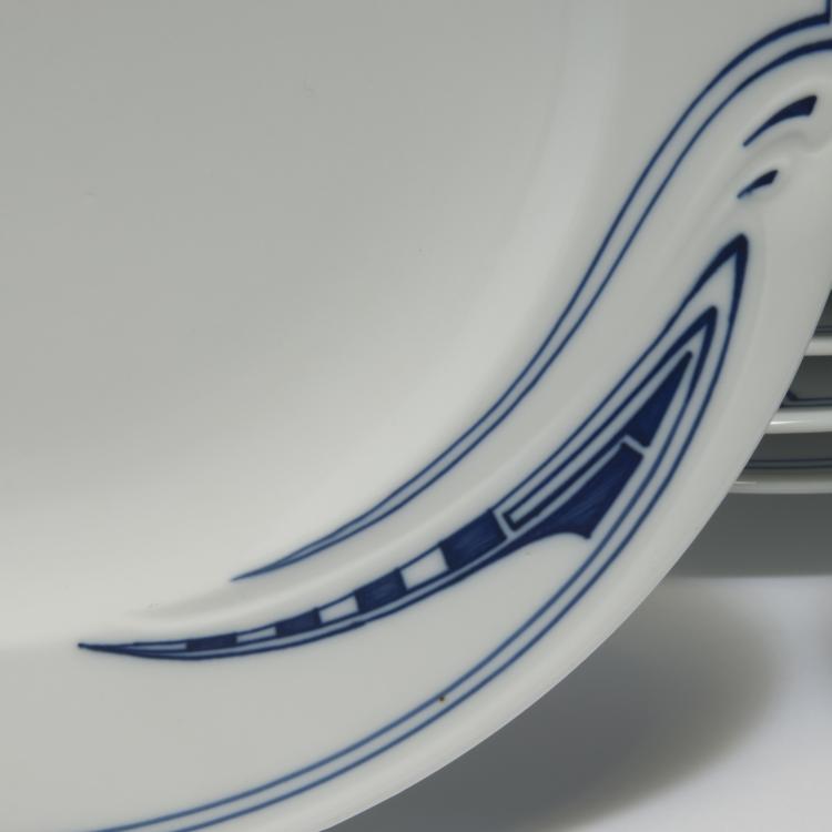 Bild 1 zu Objekt, Acht Speiseteller 'Peitschenhieb', 1903-04, Henry van de Velde, Mei&szlig;en, KPM, 126 834