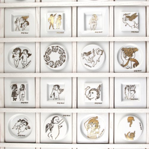 Ensemble of 24 porcelain pieces in wood frame construction