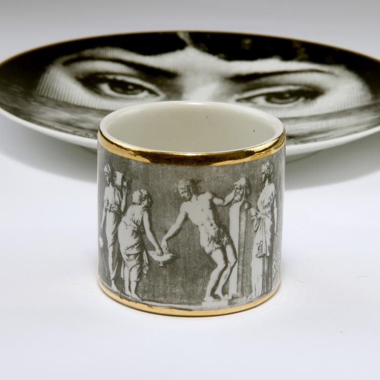 Bild 1 zu Objekt, Cigarette holder and ashtray, two 'Tema e Variazioni' plates, 1950/60s resp. 1990s. , Piero Fornasetti, Fornasetti, Mailand, 127A 196