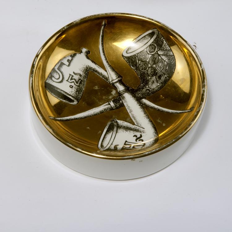 Bild 2 zu Objekt, Cigarette holder and ashtray, two 'Tema e Variazioni' plates, 1950/60s resp. 1990s. , Piero Fornasetti, Fornasetti, Mailand, 127A 196